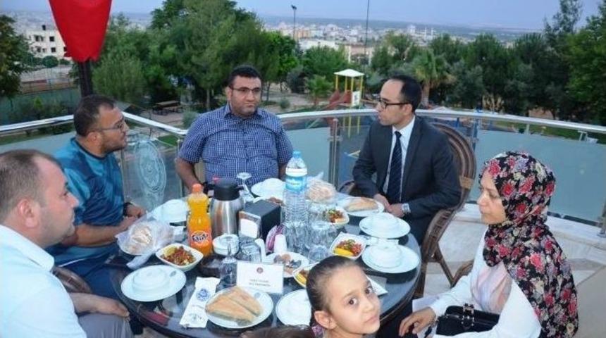 Vali &Ccedil;ataklı, Roketli Saldırı Sonucu Hayatını Kaybeden Vatandaşların Yakınları İle İftarda Buluştu