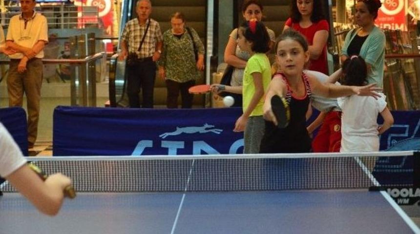 Avm&rsquo;de Masa Tenisi Oynadılar