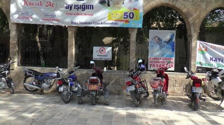 Yasak Yazısı Olan Yere Onlarca Motosiklet Park Edildi