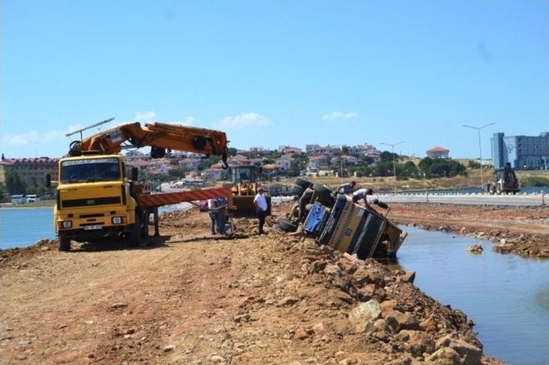 Kaza Yapan Kamyonun Fotoğrafını &Ccedil;ekince Motosikletini Denize Attılar