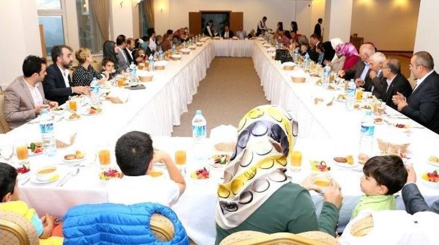Başkan Orhan, Meclis &Uuml;yeleri Ve Aileleriyle İftarda Buluştu