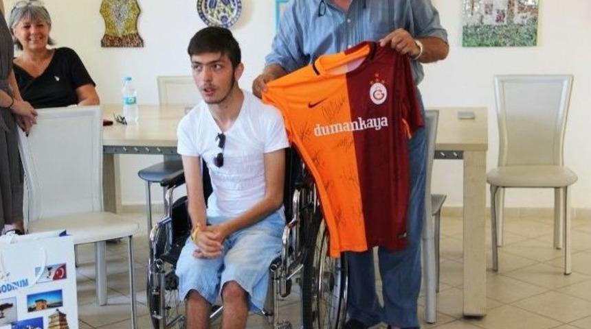 Galatasaraylı Futbolculardan Engelli Gence Forma S&uuml;rprizi