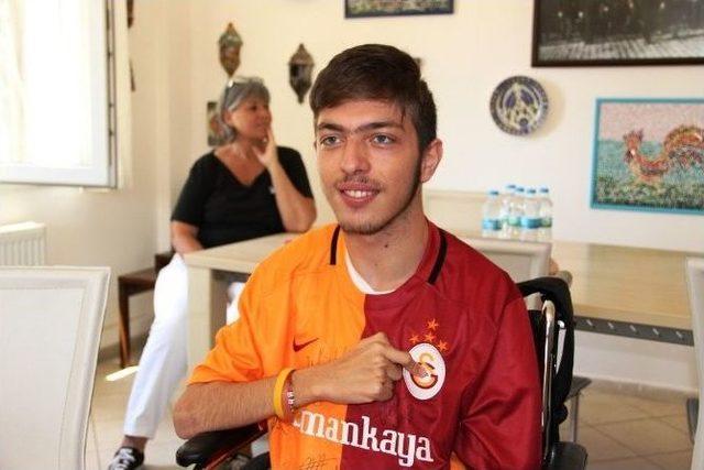 Galatasaraylı Futbolculardan Engelli Gence Forma Sürprizi