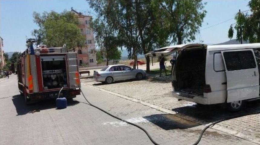 Park Halindeki Panelvan Yandı