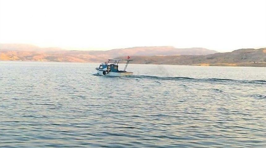 Tekne İle Ka&ccedil;ak Avlanan 2 Kişi Yakalandı