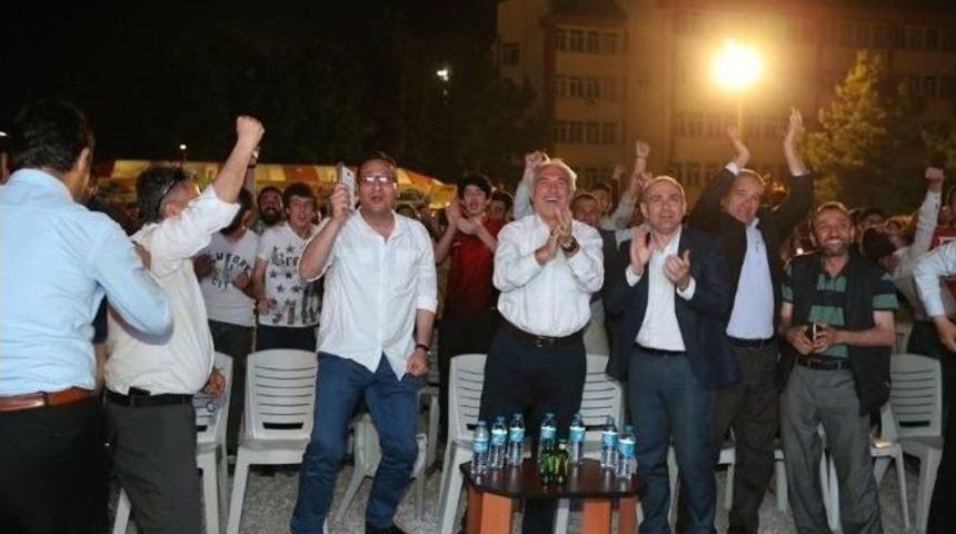 Başkan Kamil Sara&ccedil;oğlu&rsquo;nun Milli Ma&ccedil; Heyecanı