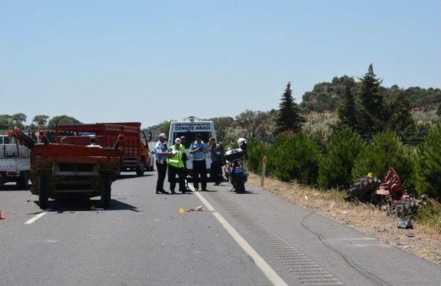 Kamyon Çarpan Traktör Parçalara Ayrıldı: 1 Ölü, 2 Ağır Yaralı