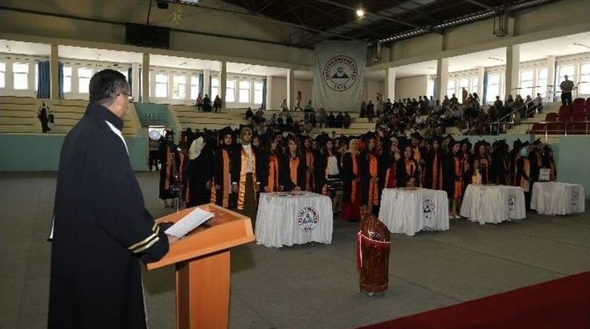 Er&uuml; Sosyal Bilimler Myo&rsquo;nda Mezuniyet Coşkusu