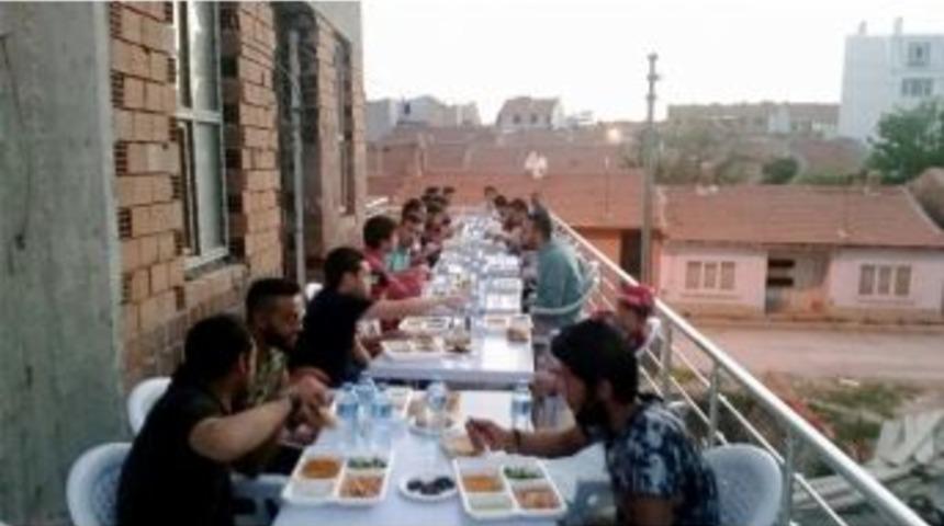 Ak Partili Gen&ccedil;ler M&uuml;lteci Ailelerle İftar Yaptı