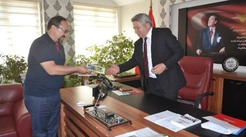 Şair M&uuml;d&uuml;re, Yazar Ve Şairlerden Ziyaret