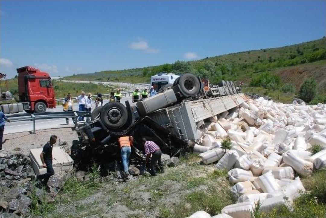 Devrilen Tır&rsquo;ın Altında Kalan S&uuml;r&uuml;c&uuml; &Ouml;ld&uuml;