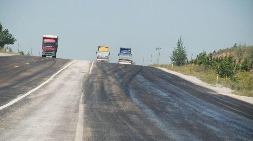 Tokat&rsquo;ta Sıcak Hava Asfaltı Eritti