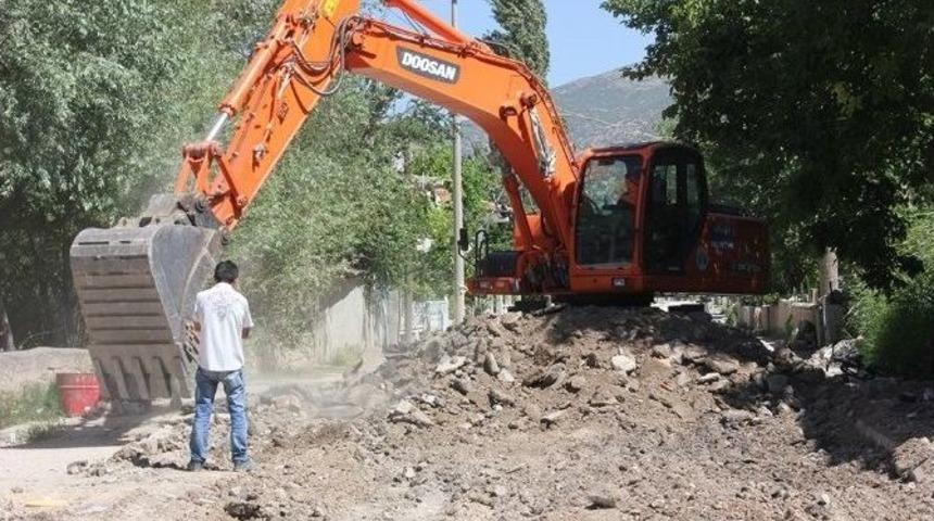 Dinar&rsquo;da Kilitli Parke Taşı D&ouml;şeme &Ccedil;alışmaları Devam Ediyor