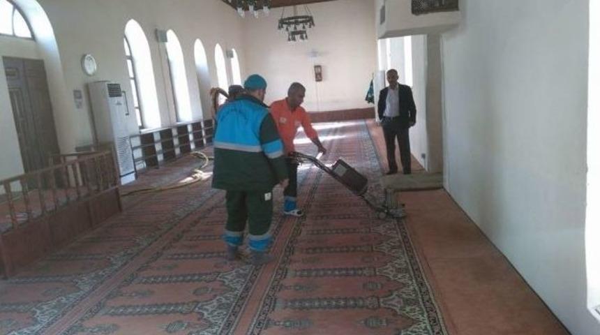 Camiler G&uuml;l Suyu İle Temizleniyor