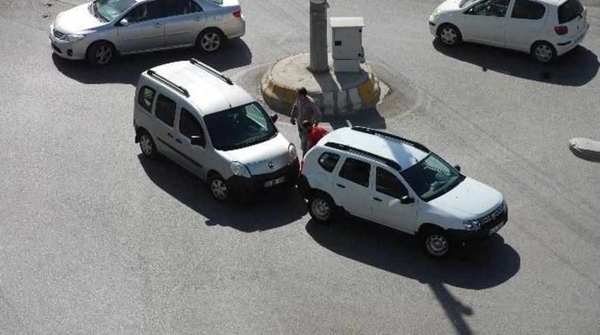 Kavşaktan D&ouml;n&uuml;ş Yaparken &Ccedil;arpıştılar