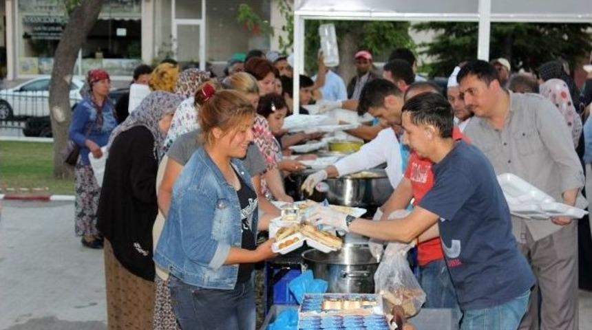 Emirdağ Yardımlaşma Ve Dayanışma Derneği İftar Yemeği Verdi