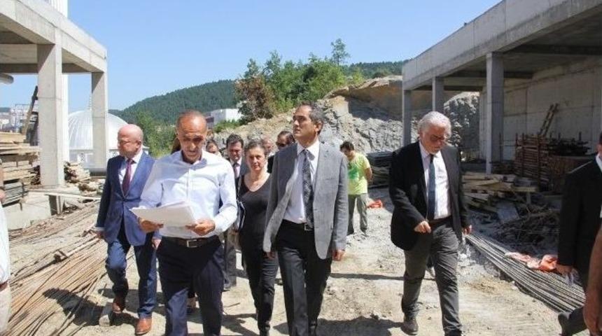 Rekt&ouml;r &Ouml;zer Sosyal Merkezde İncelemelerde Bulundu