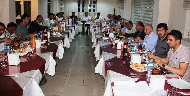 Iğdır Üniversitesi Rektörü Yılmaz Stk Temsilcileriyle İftarda Buluştu