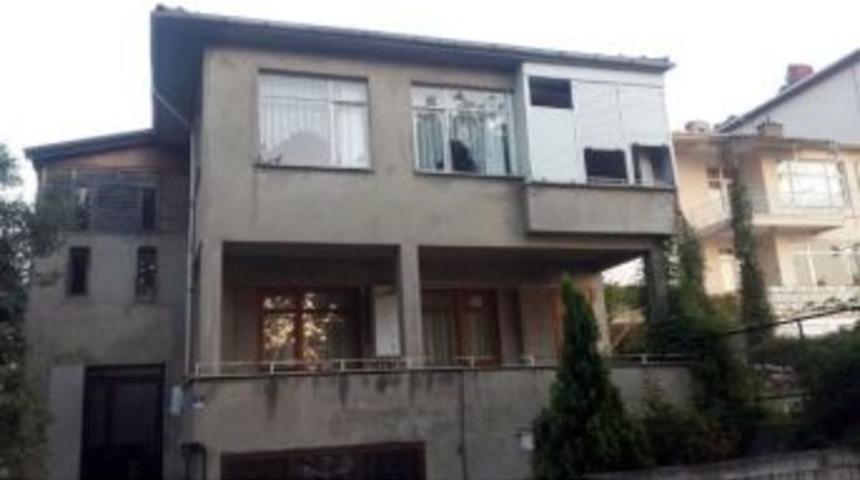 Yaşlı Adam Evinde Boğazı Kesilmiş Halde Bulundu