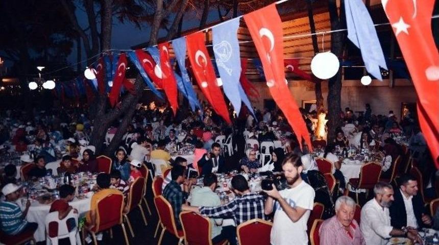 &Uuml;sk&uuml;dar&rsquo;da Yetim Minikler İftar Sofrasında Buluştu