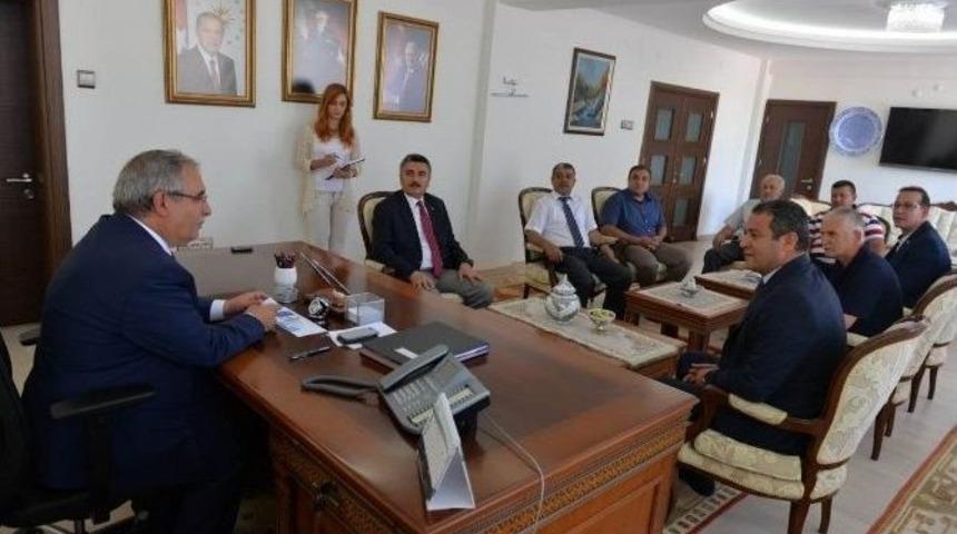 Vali Ahmet Hamdi Nayir: Alış-veriş &Ouml;zg&uuml;rl&uuml;ğ&uuml;m&uuml;z&uuml; K&uuml;&ccedil;&uuml;k Esnaftan Yana Kullanmalıyız