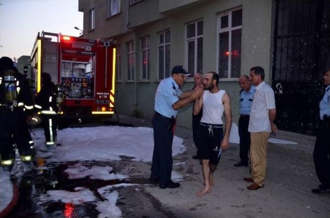 Ekmek Teknesi Yanan Gen&ccedil; Yangına &Ccedil;ıplak Ayakla Girmeye &Ccedil;alıştı