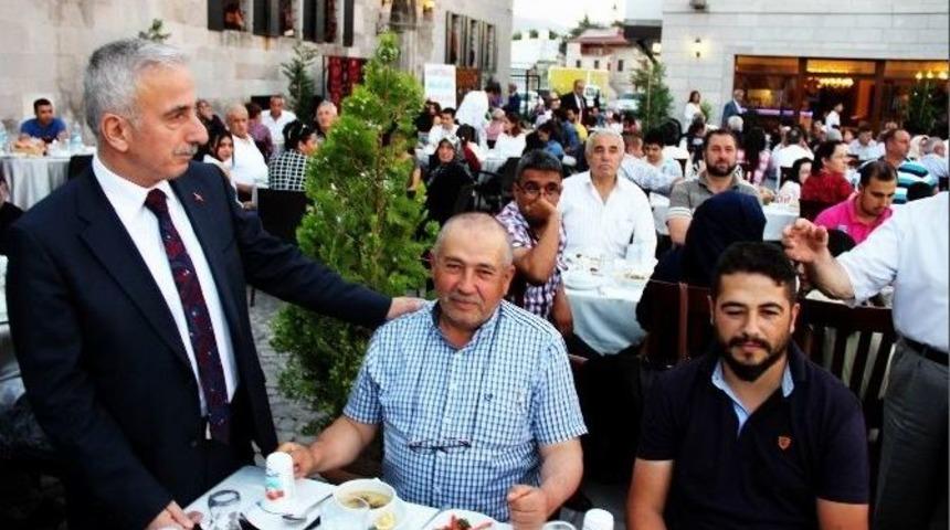 Vali Kam&ccedil;ı Şehit Aileleri Ve Gaziler İle İftarda Buluştu
