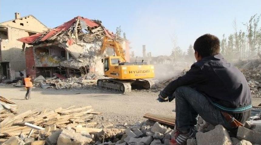 (&ouml;zel) Y&uuml;ksekova&rsquo;da Hasar G&ouml;ren Evler Bir Bir Yıkılıyor