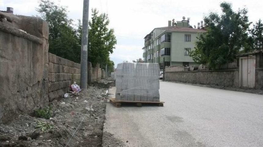 Kaldırım &Ccedil;alışmaları Devam Ediyor