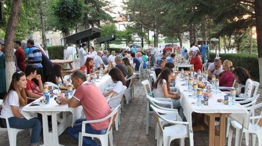 S&uuml;leyman &Ccedil;akır Huzurevi&rsquo;nden &Ccedil;alışanlarına Ve Ailelerine İftar Daveti
