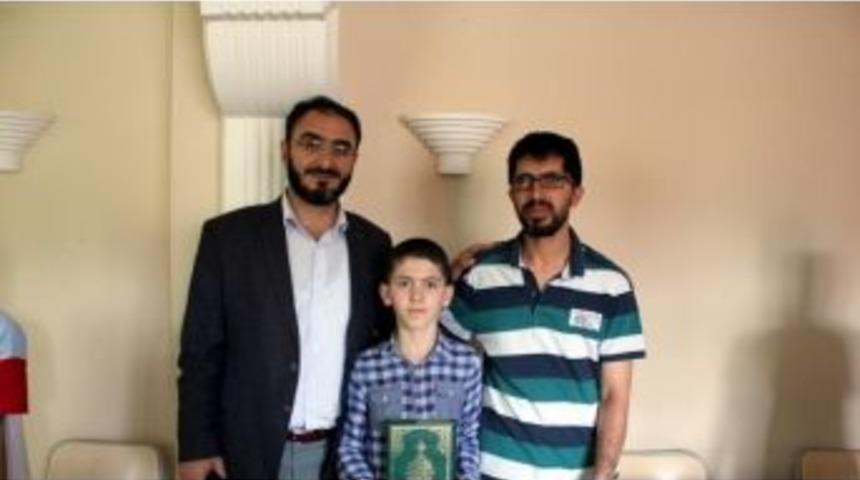 Oğlu İle Birlikte Hafızlık Yapan &Ouml;rnek Baba