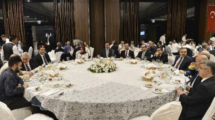 Bakan T&uuml;fenkci, Bakanlık Personeliyle İftar Yemeğinde Bir Araya Geldi