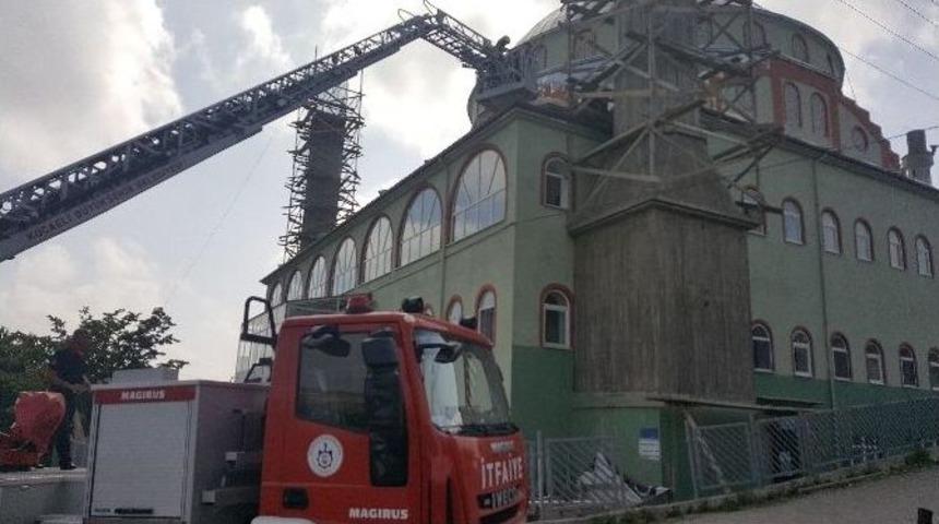 Minareden D&uuml;şen İş&ccedil;iyi Kurtarma Operasyonu