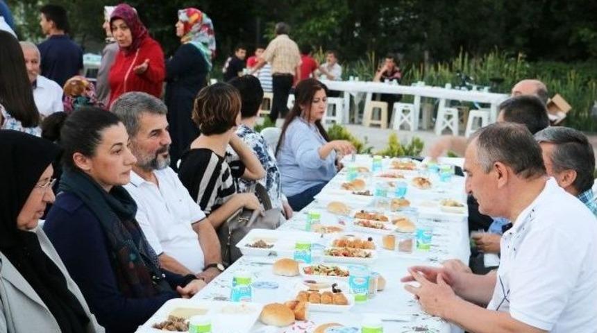 Bigem’in Ailesi Kızlarının Adının Verildiği Parkta İftara Katıldı