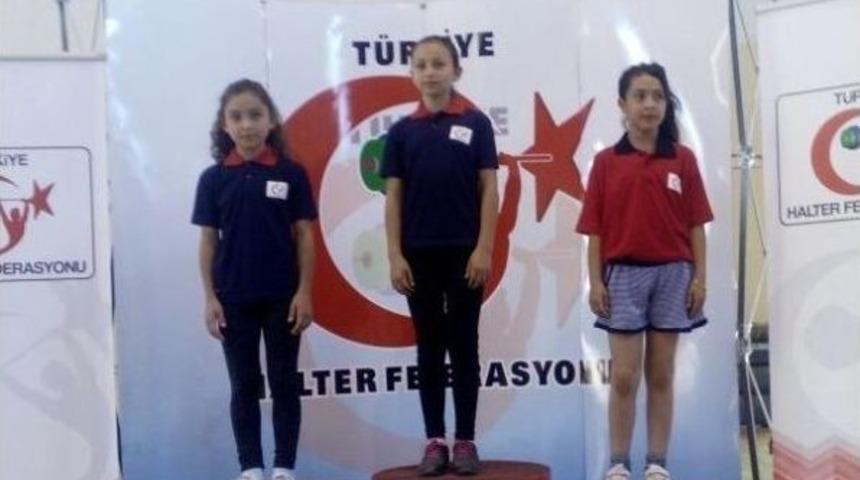 Minikler Halter Şampiyonasında T&uuml;lay İlhan İkinci Oldu