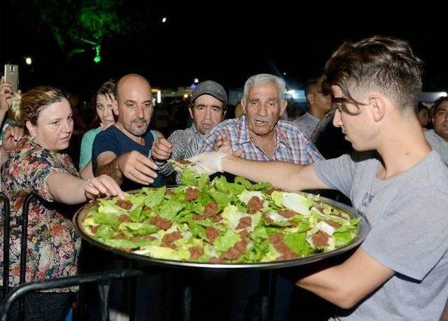 Karaalioğlu Parkı’nda Sıra Gecesi Coşkusu