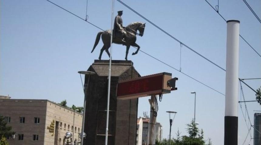 Termometreler 40 Dereceyi G&ouml;sterdi, Vatandaşlar G&ouml;lgeye Akın Etti