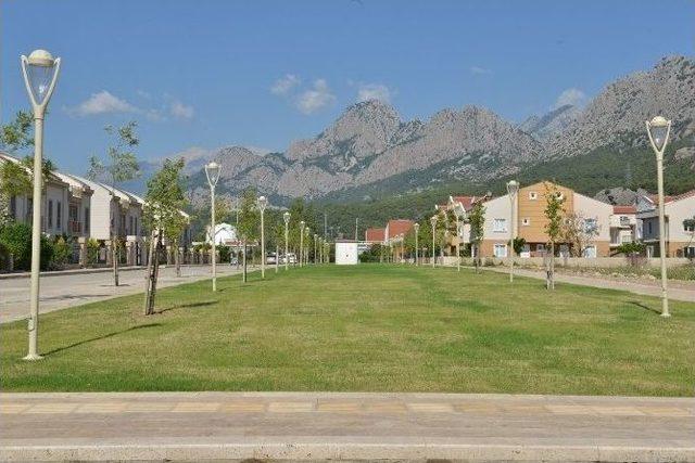 Konyaaltı’nda Park Duvarları Kaldırılıyor