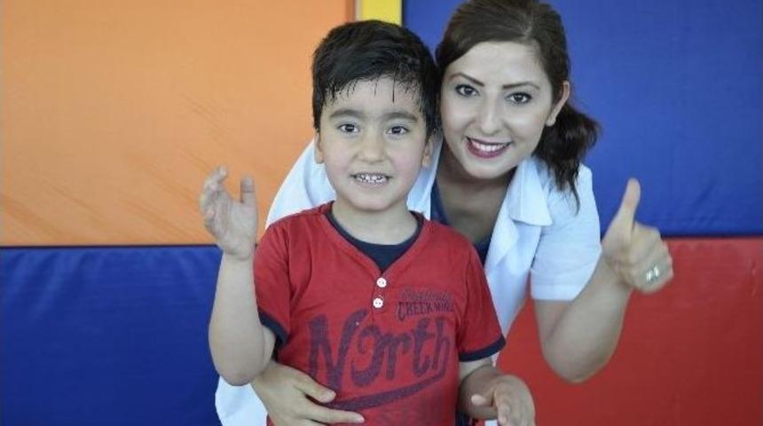 K&uuml;&ccedil;&uuml;k Ey&uuml;p &rsquo;kırmızı Balık&rsquo; Şarkısı İle Sağlığına Kavuştu