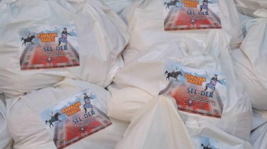 Selendililer Derneği&rsquo;nden Gıda Paketi Yardımı