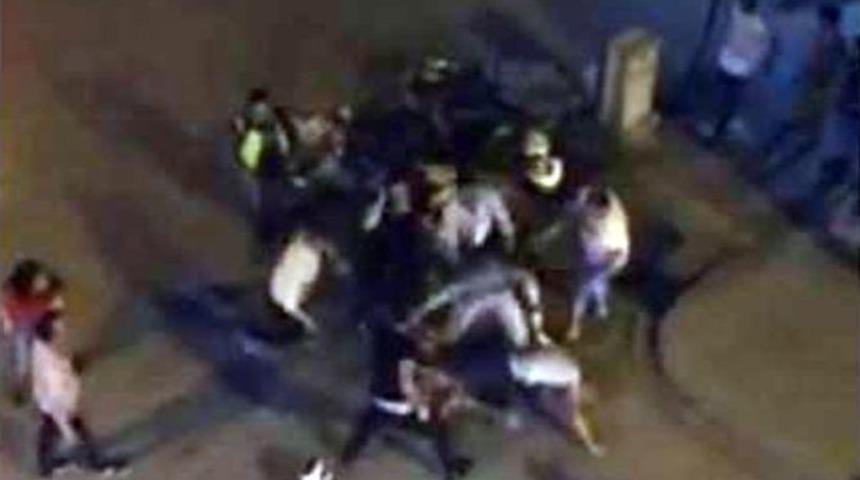 5 Kişi &ldquo;ağzınla İ&ccedil;&rdquo; Diyerek Kız Arkadaşının Yanında Genci &Ouml;ld&uuml;resiye D&ouml;vd&uuml;