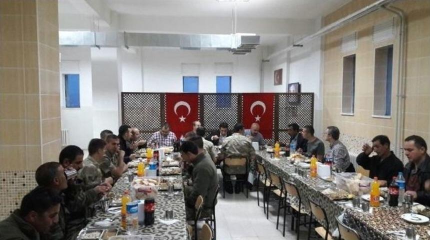 &Ccedil;emişgezek Kaymakamı Askerle İftarını A&ccedil;tı