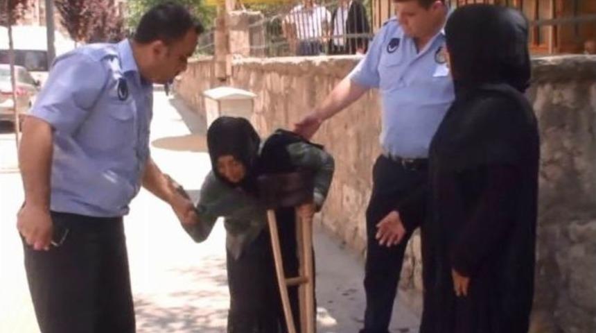 Dilenci &rsquo;sakat&rsquo; Numarası Yapan Kardeşinin Başında H&uuml;ng&uuml;r H&uuml;ng&uuml;r Ağladı