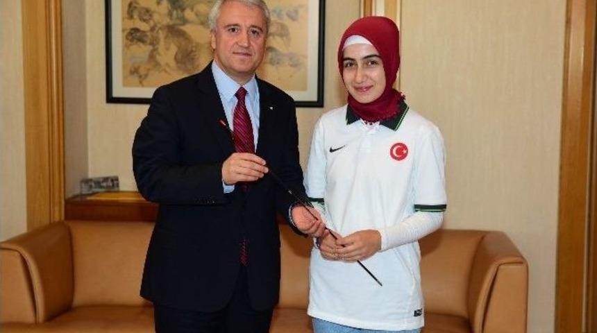 Rekt&ouml;r G&uuml;ndoğan, Avrupa Şampiyonu &Ouml;ğrenciyi Makamında Ağırladı