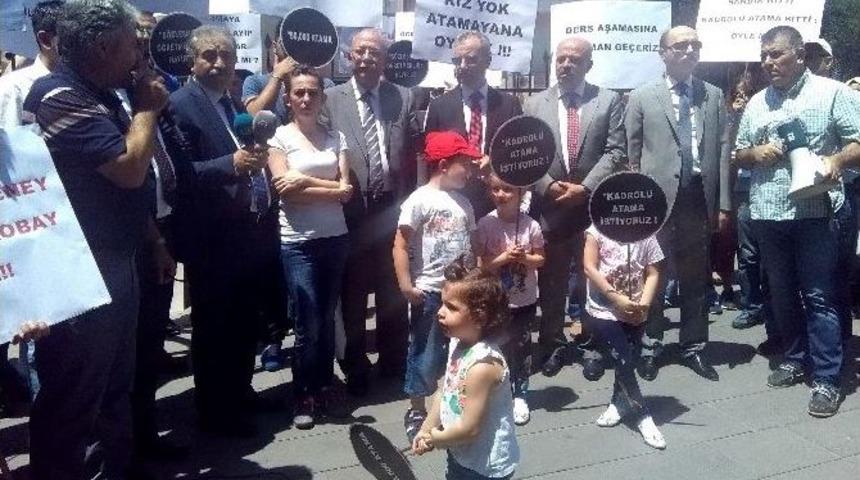 Atanamayan &Ouml;ğretmenlerden &ldquo;kpss&rdquo; Kitaplı Eylem