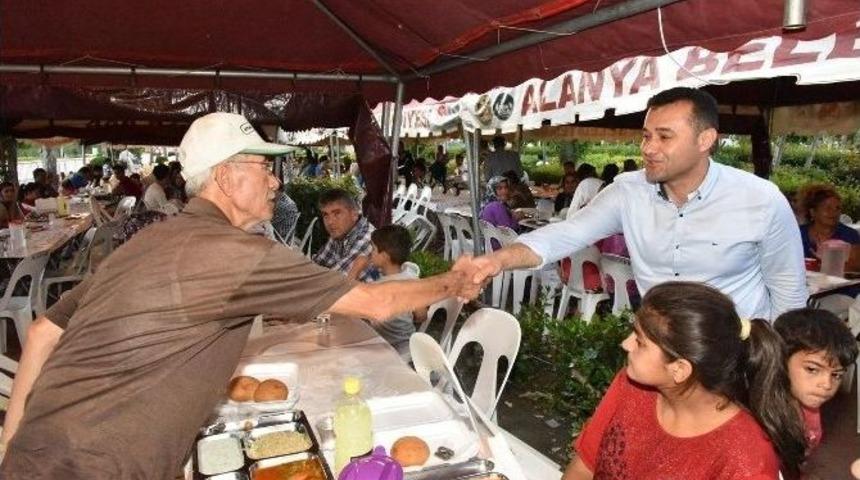 Başkan Y&uuml;cel, İftarını Konaklı&rsquo;da Vatandaşlarla Yaptı