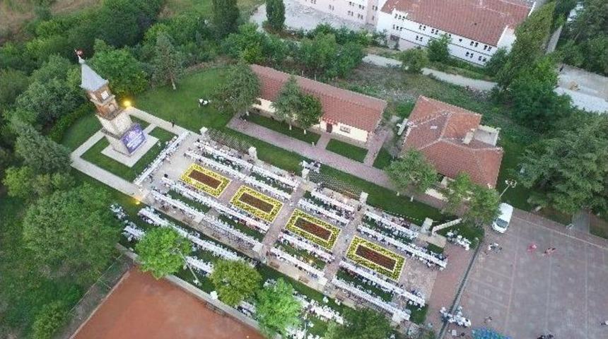 Bilecik Belediyesi’nden Ak Parti Teşkilatı İle Dostlar İftarı