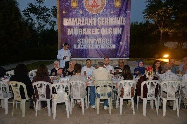 Bilecik Belediyesi’nden Ak Parti Teşkilatı İle Dostlar İftarı