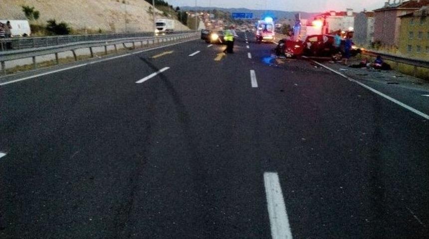 Boz&uuml;y&uuml;k&rsquo;te İki Otomobil &Ccedil;arpıştı, 8 Yaralı