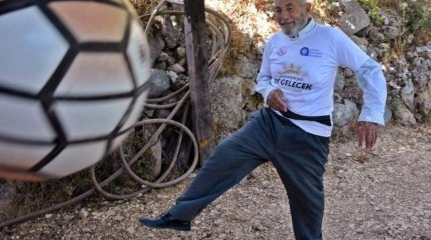 96 Yaşında Top Peşinde Koşuyor